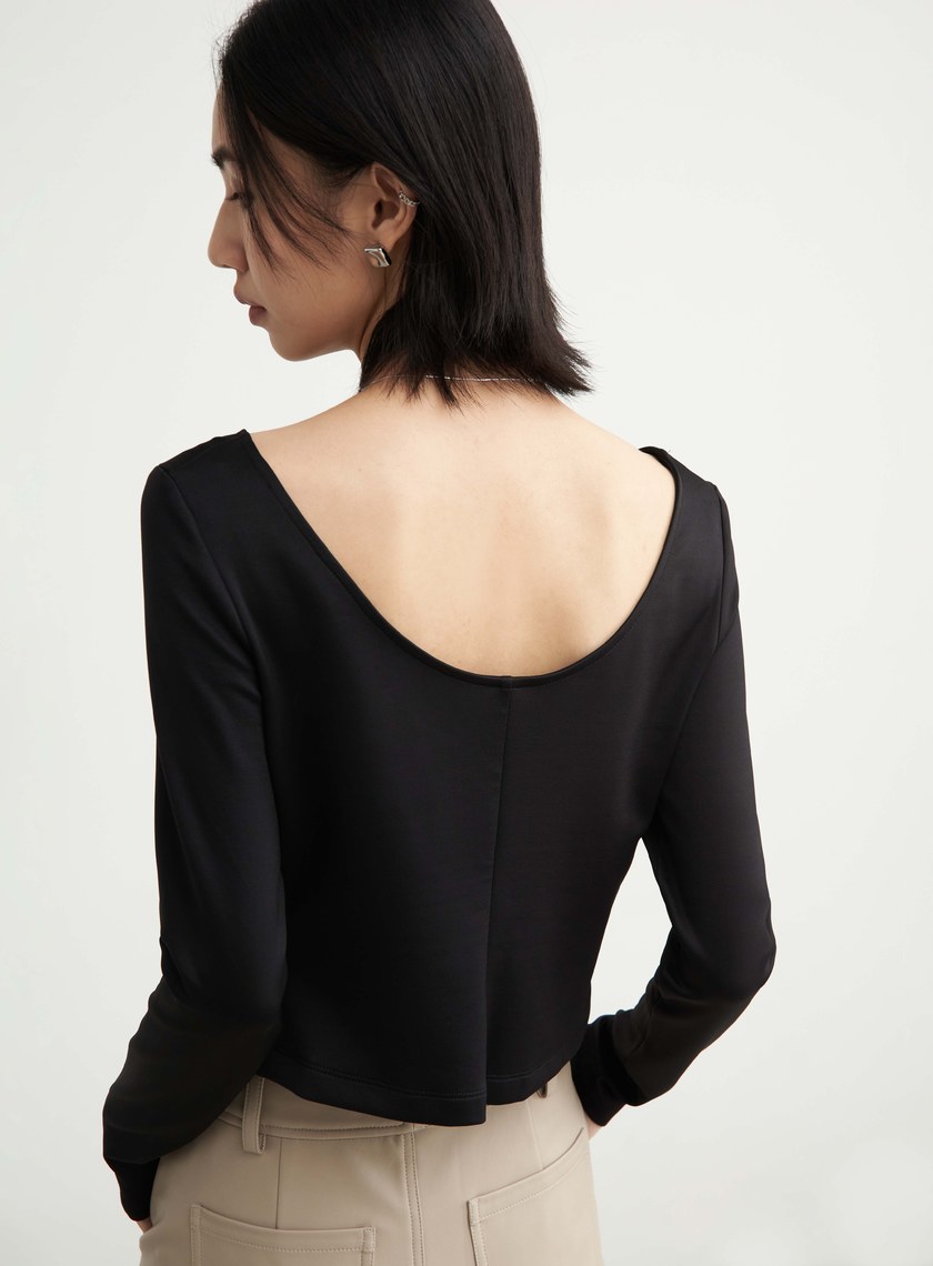 挖背剪裁圓領短版上衣